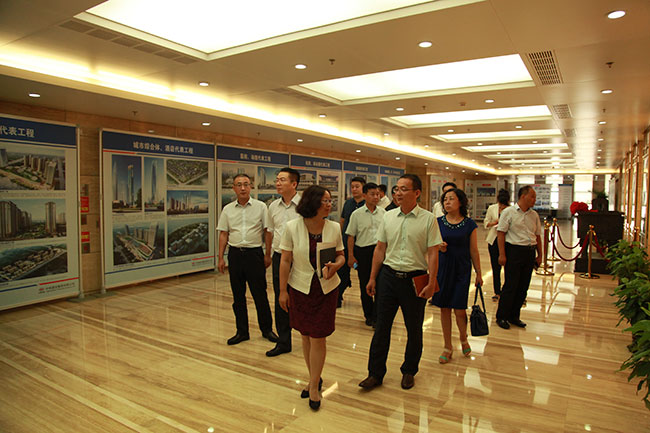 調(diào)研組參觀中鐵集團(tuán)企業(yè)文化展廳.jpg