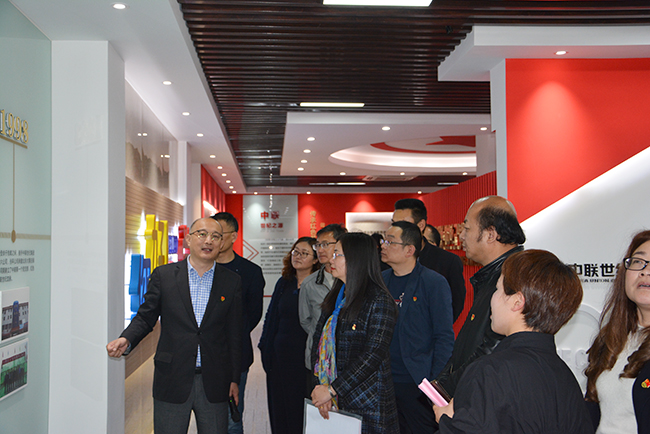 5、集團(tuán)黨委副書(shū)記帶領(lǐng)大家參觀中聯(lián)世紀(jì)黨建展示館.jpg